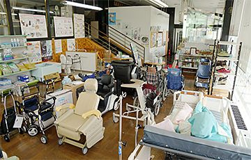 あっぷる店内 介護用ベッド、車いす、杖、入浴用品など、介護に関わるあらゆるものを取り揃えております。